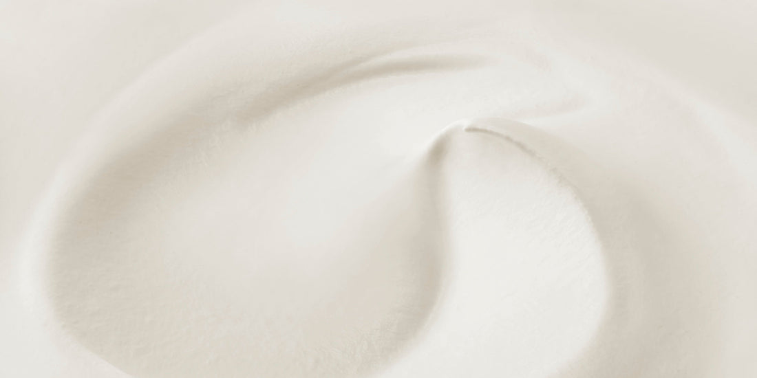 Waarom een crème na je serum onmisbaar is | Ikonik Skin Agency