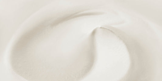 Waarom een crème na je serum onmisbaar is | Ikonik Skin Agency